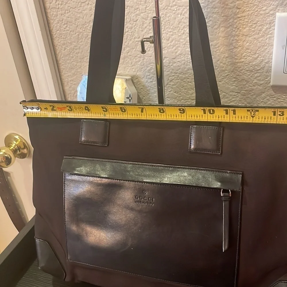 August Gucci Tote zipper closure - Picture 4 of 16